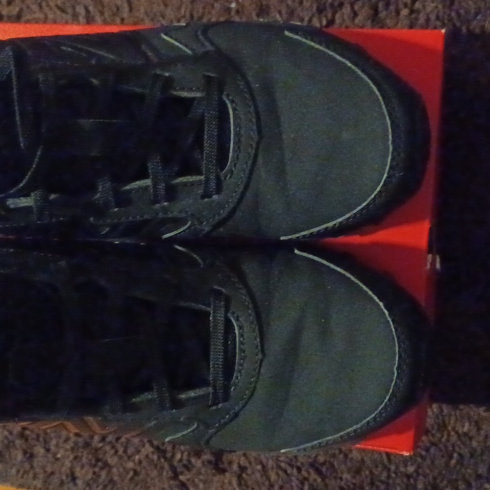 New Balance Boys Black Size 5 Never Used.